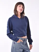 Campera tipo hoodie cropped de color azul marino, con cierre frontal completo, capucha y mangas largas con puños elásticos.