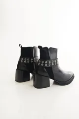 Botas de cuero negro con detalle de pulsera removible con tachas plateadas.