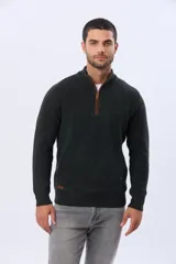 Buzo tejido de punto grueso en color azul marino, con cuello alto y cierre frontal parcial. Presenta detalles en gamuza en la zona del cierre y una textura en relieve en toda la prenda.