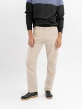 Pantalon cargo de hombre color caqui con bolsillos laterales en las piernas y corte recto.