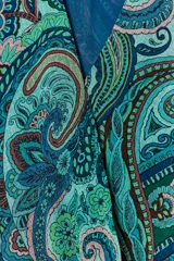Top sin mangas de cuello alto con lazo ajustable, escote en V y diseño cruzado en el delantero. Presenta un estampado paisley en tonos verdes, azules y rosados, con bajo elástico y forro interior.