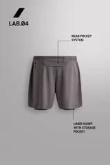 Pantalones cortos de running confeccionados en tejido técnico ligero y elástico, con malla interior. Presentan cintura elástica ajustable con cordón, bolsillo trasero con cierre y aberturas laterales en el bajo.