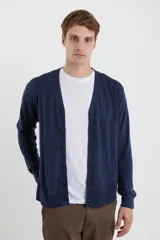 Cardigan de punto con escote en V, cierre frontal con botones y manga larga con puños acanalados.