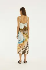Vestido largo de viscosa con estampado posicional de paisaje carioca, escote fruncido con volado, tirantes finos con borlas y espalda descubierta.