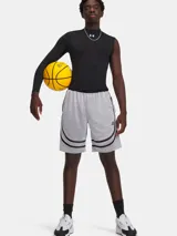 Short de básquetbol Under Armour modelo Curry, confeccionado en tejido de malla transpirable color gris con detalles en negro. Presenta cintura elástica acanalada, bolsillos laterales y aberturas en el bajo.
