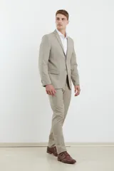 Traje de corte slim fit compuesto por saco de dos botones y pantalón de vestir a juego. Presenta una silueta moderna y entallada.