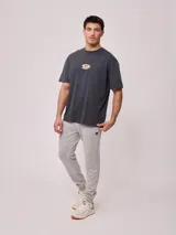 Pantalón deportivo tipo jogging color negro, con cintura elástica ajustable con cordón y logo de la marca en la pierna. Confeccionado en 60% algodón y 40% poliéster.