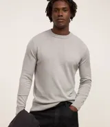 Suéter masculino de cuello redondo y manga larga, confeccionado en malla con textura de cuadros grid. Presenta un diseño minimalista y versátil, ideal para diversas ocasiones.