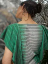 Top sin mangas con estampado a rayas horizontales en tonos verde y gris.