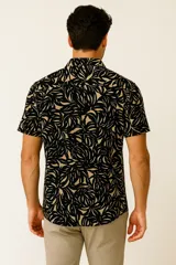 Camisa de hombre con estampado de hojas en tonos grises, corte slim fit, con botones y cuello clásico.