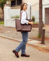 Botinetas de cuero color chocolate con diseño de paneles combinados en cuero liso y cuero texturizado. Presentan una suela track gruesa de goma negra y un corte tipo chelsea.
