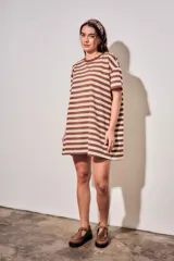 Vestido midi de manga corta con diseño a rayas horizontales en tonos marrones y beige, cuello redondo con detalle ondulado y corte recto.