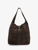 Cartera tipo hobo de diseño amplio y estructura flexible, confeccionada en gamuza color marrón con acabado desgastado. Cuenta con un asa única para llevar al hombro y un cierre frontal con detalle de hebilla metálica decorativa.