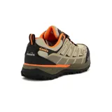 Championes de trekking Diadora, diseño robusto en tonos beige, negro y detalles en naranja. Presentan una estructura reforzada, cordones técnicos y suela con relieve para mayor tracción en terrenos irregulares.