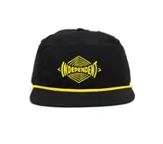 Gorro negro de seis paneles con visera plana y logo bordado de Independent en amarillo. Cuenta con cordón amarillo decorativo en la base de la copa y cierre ajustable a presión en la parte trasera.