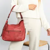 Cartera tipo hobo de cuero sintético color rojo ladrillo, con correa de hombro ajustable. Tiene cierre superior con solapa y broche magnético, bolsillo frontal con cierre, bolsillos laterales con cierre y múltiples bolsillos internos.