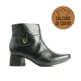 Bota corta de cuero negro con textura granulada, taco cuadrado bajo y detalle de tira lateral con botón metálico dorado.