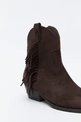 Bota texana de gamuza negra con caña baja, flecos laterales decorativos, costuras estilo western y taco bajo inclinado.