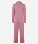 Conjunto de pijama americano largo color rosa, compuesto por camisa de manga larga con cuello solapa, abotonado delantero y pantalón con cintura elástica. Ambas prendas tienen detalles de vivos y botones contrastantes en color blanco.