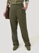 Pantalón de corte recto y tiro alto, confeccionado en una mezcla de lino y viscosa. Presenta un diseño con pinzas frontales y un detalle de botón lateral en la cintura.