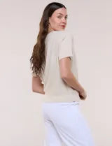 Buzo tejido fino de manga corta color blanco, marca Allie Rose, con escote redondo, hombros caídos y trama calada en patrón geométrico de rombos.