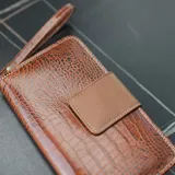 Billetera marrón con textura símil cocodrilo, con espacio para tarjetas y monedero con cierre.