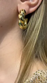 Caravana de diseño tipo eslabón grueso con acabado brillante en tono dorado.