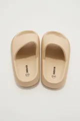 Sandalias de goma color verde oliva, estilo slide, con suela gruesa y plataforma texturizada.