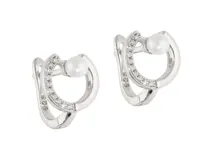 Par de aros de plata 925 con diseño de doble aro, uno liso y otro con circonias engarzadas. Presentan una perla blanca en el centro. Cierre a presión.
