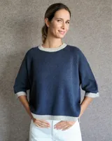 Sweater celeste de lana lambswool con cuello redondo y mangas 3/4.
