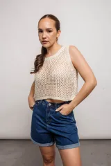 Musculosa de red negra con cuello redondo y sisas anchas.