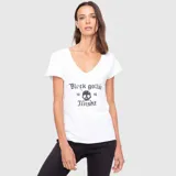 Remera blanca de manga corta con cuello en V. Presenta un estampado frontal en color negro con la frase 'Black gothic Myself' y un dibujo de una calavera.