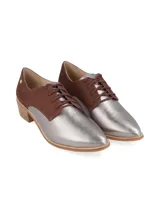 Zapatos tipo Oxford con cordones, combinados en color marrón y plateado metalizado, con taco bajo de madera.