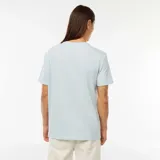 Remera celeste de manga corta con cuello redondo.