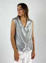 Chaleco plateado con escote en V y cierre frontal con botones.
