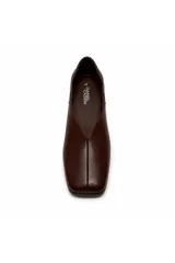 Zapato de punta cuadrada en símil cuero con diseño minimalista, abertura en V y estructura suave, silueta contemporánea y sofisticada.