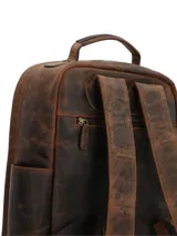 Mochila de cuero marrón con acabado envejecido, compartimento principal con cierre, múltiples bolsillos frontales con cierre, asa superior y bolsillos laterales.