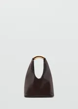 Bolso de mano tipo hobo, confeccionado en poliuretano color marrón oscuro con acabado liso. Presenta un diseño minimalista con una estructura rígida y un asa superior metálica en tono dorado.