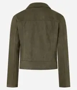 Campera biker corta de gamuza sintética negra, con cuello con solapa, cierre frontal con cremallera desplazada, bolsillos laterales con cremallera y trabillas en la cintura.