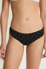 Bombacha tipo culotteless de microfibra con estampado de estrellas pequeñas. Presenta terminaciones bondeadas en el frente para un ajuste invisible y cómodo, con forro interior de algodón.