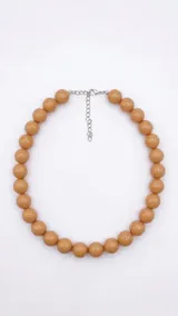 Collar de cuentas esféricas color tostado, con cadena de extensión y cierre metálico plateado.