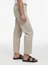 Pantalón de vestir color beige claro, de corte recto y ajuste regular, con cierre de botón y cremallera.