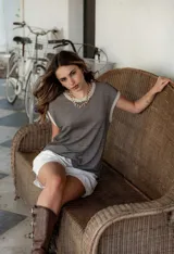 Blusa de tejido de punto a rayas horizontales, con cuello redondo y diseño holgado oversize.