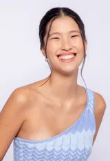 Top asimétrico de tejido de punto color coral, con diseño a rayas zig zag y un solo tirante en el hombro.