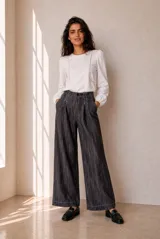 Remera blanca de manga larga con detalles de encaje en el frente y puños elásticos.