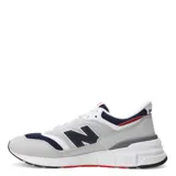 Championes urbanos New Balance modelo 997R, con capellada en gamuza gris y detalles en azul marino y rojo. Presentan el logo "N" en los laterales y entresuela blanca.
