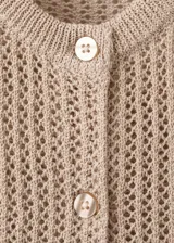 Cardigan de punto calado color beige, de diseño recto, cuello redondo, manga corta y cierre frontal con botones.