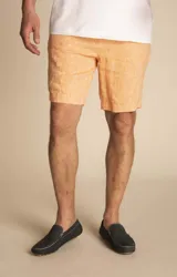 Short de lino orgánico para hombre de la marca Rockford, modelo SHT-LINEN-SUM22, en color rosado. Presenta un calce relajado, bolsillos frontales y traseros, cierre frontal con botón y trabillas para cinturón.