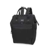 Mochila negra de nylon con diseño cuadrado y múltiples cierres. Posee dos asas superiores, tirantes ajustables, bolsillo frontal con cierre, bolsillos laterales abiertos y un bolsillo trasero antirrobo. Lleva un parche con el logo "TRENDY" en el frente.