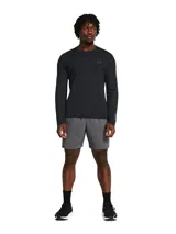 Short deportivo Under Armour de 7 pulgadas, color gris, con logo reflectante en el lateral y forro interior de malla. Cuenta con cintura elástica con cordón interno, paneles de ventilación y bolsillos laterales.